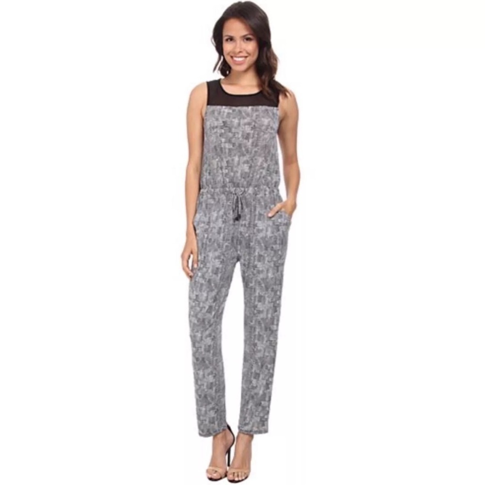 VINCE CAMUTO Sleeveless Scale
Stretchy Imprint Jumpsuit